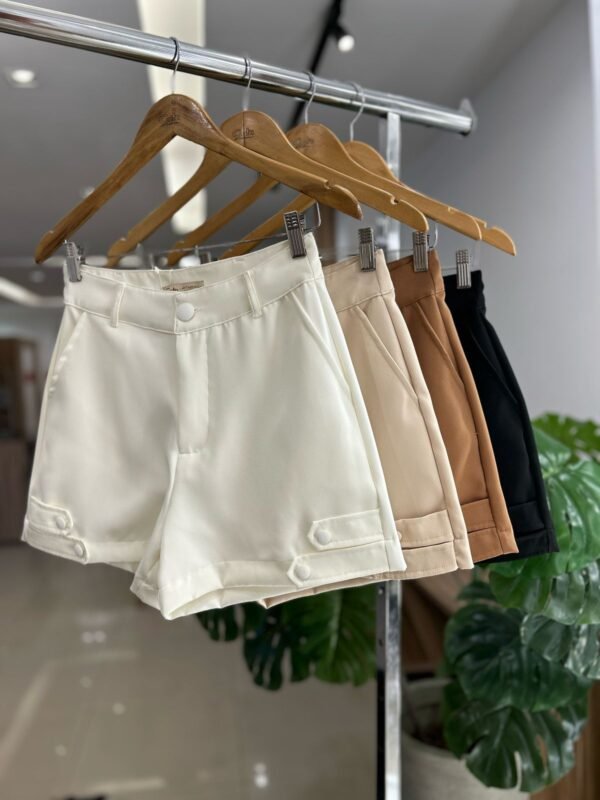 Short com Detalhes de Botão na Perna. - Imagem 3