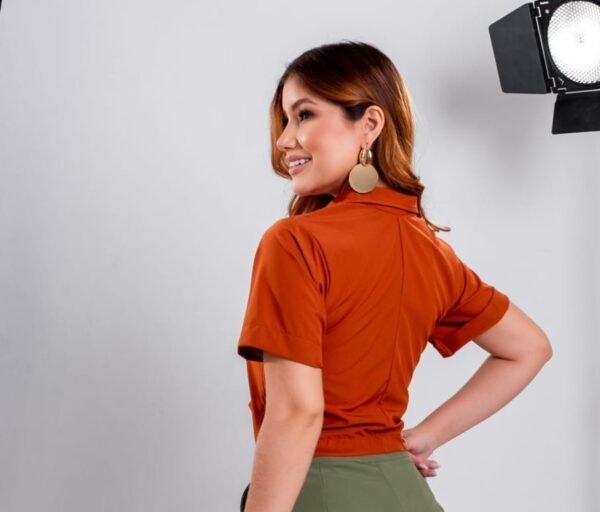 Blusa Cropped com Manga e Laço na Frente - Imagem 2