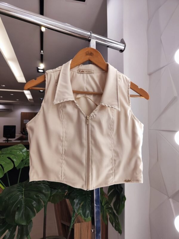 Blusa Cropped Gola e Zíper na Frente. - Imagem 3