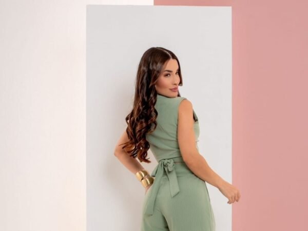 Blusa Cropped Gola e com Transpasse. - Imagem 2