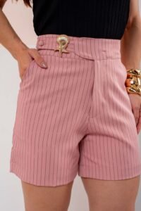 short listra de giz , inclui cinto no mesmo tecido c/fivela mental no tecido alfaiataria forrado com 96% poliéster e 4% elastano